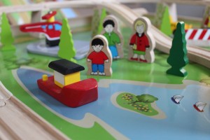 bigjigs services train set and table
