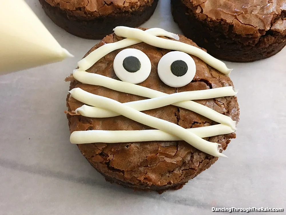 HALLOWEEN MUMMY BROWNIES